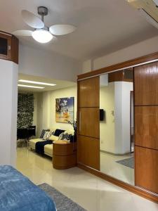 Blue Apartment Copacabana في ريو دي جانيرو: غرفة معيشة مع أريكة ومرآة