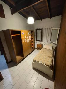 ein Schlafzimmer mit einem Bett in der Mitte in der Unterkunft Casa con piscina, Mar del Plata, solo familias! in Mar del Plata