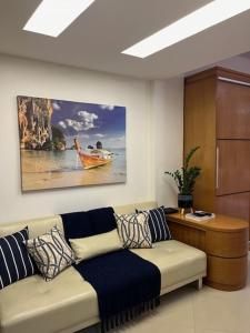 ein Wohnzimmer mit einem Sofa und einem Gemälde in der Unterkunft Blue Apartment Copacabana in Rio de Janeiro