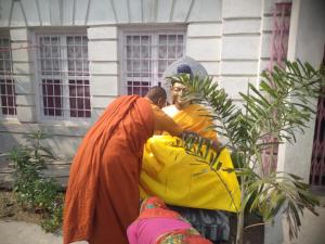 een groep mensen die voor een standbeeld staan bij HOTEL BODHGAYA INN in Bodh Gaya