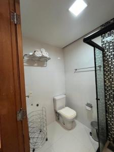 Blue Apartment Copacabana في ريو دي جانيرو: حمام ابيض مع مرحاض ودش
