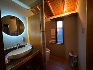 沼津的住宿－Marina bay Numazu マリーナベイ沼津 BBQ可，一间带水槽和镜子的浴室