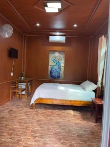 sypialnia z dużym łóżkiem i stołem w obiekcie Mayfair Valley w Duong Dong