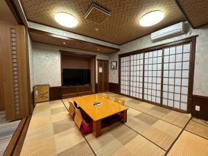 TV a/nebo společenská místnost v ubytování Minato Oasis Numazu / 沼津観光の中心、伊豆観光の拠点に好立地！沼津港に位置し交通・飲食・コンビニ等至便です！