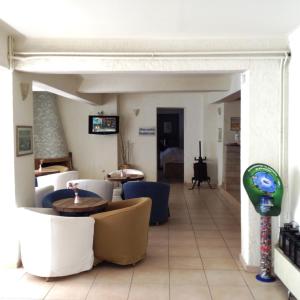 Televízia a/alebo spoločenská miestnosť v ubytovaní Rozos Hotel