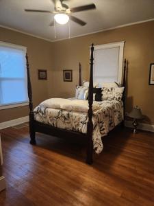 um quarto com uma cama e uma ventoinha de tecto em Midtown charm em Memphis