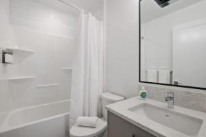 um banheiro branco com uma pia e um vaso sanitário em Beachfront Luxury Suite #21 at THE BEACH HOUSE em Campbell River mais 14 fotografias