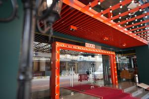 an entrance to a building with a red ceiling at NW 4896 Theater Hotel in Ban Khlong Phruan