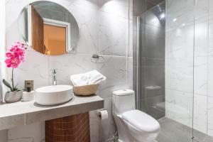 uma casa de banho com um WC, um lavatório e um chuveiro em Lodge Pochoco Refugio de Montaña em Santiago