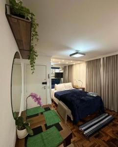 1 dormitorio con cama, mesa y espejo en Comfortable & Economic no coração de Brasília, en Brasilia