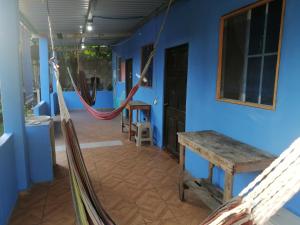 a room with a hammock in a house at Hostal Niña Oly in Tamanique