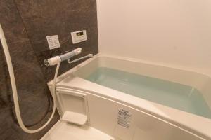 福岡市にあるなでしこ町家のトイレ付きの浴室の浴槽