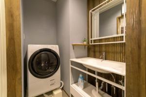 a laundry room with a washing machine and a sink at なでしこ町家 in Fukuoka