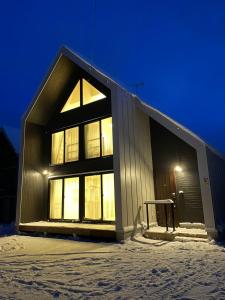 un bâtiment dans la neige la nuit dans l'établissement Niseko STREAM Villas, à Rankoshi