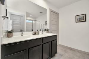a bathroom with a sink and a large mirror at Exquisite 3 Bedroom Home in Katy in Katy +19 photos