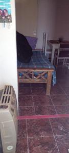 a bedroom with a bed and a table in a room at Apart Alcázar in Trelew