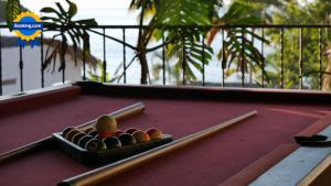 una mesa de billar con bolas y palillos. en Casa Rinconsito Miramar, en San Blas