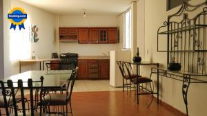 een keuken met een tafel en stoelen en een koelkast bij Casa Rinconsito Miramar in San Blas