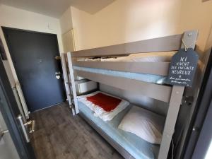 Двох'ярусне ліжко або двоярусні ліжка в номері Appartement Les Sables-d'Olonne, 1 pièce, 4 personnes - FR-1-92-778