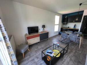 Appartement Les Sables-d'Olonne, 1 pièce, 4 personnes - FR-1-92-778にあるテレビまたはエンターテインメントセンター