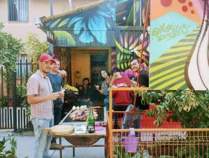 un grupo de personas frente a un mercado en Backpackers House - Near The Airport en Santiago