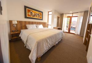 a bedroom with a large bed in a hotel room at Llamita Hotel-Huancayo in Huancayo +93 photos