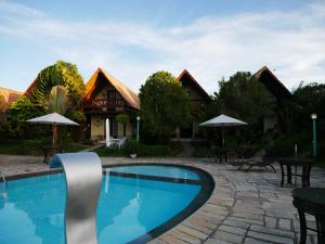 グラヴァターにあるChalé na Suíça Pernambucanaのリゾート(家の前にスイミングプールあり)