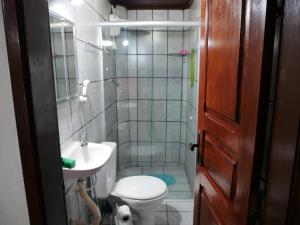 グラヴァターにあるChalé na Suíça Pernambucanaのシャワー、トイレ、洗面台を備えたバスルーム +20枚の写真