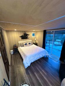 Un dormitorio con una cama en el medio. en Trails End Beach House suite with hot tub and beach bedroom cabin!, en Ladysmith