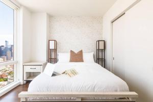 Una cama o camas en una habitación de Super Luxury Penthouse 3bd 3bath