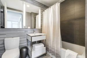 Et badeværelse på Super Luxury Penthouse 3bd 3bath