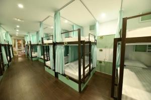 Giường tầng trong phòng chung tại Little Hanoi Hostel