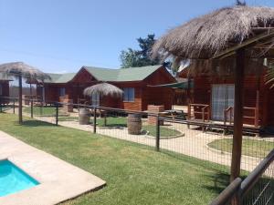 un resort con piscina e una casa di Cabañas Marlen a Limache