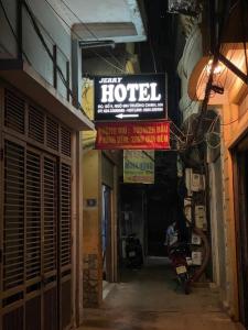 een hotelbord aan de zijkant van een gebouw bij Jerry Hotel - Số 9 Ngõ 604 Trường Chinh - by Bay Hostel in Hanoi