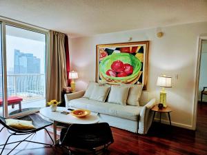 una sala de estar con sofá y una pintura de fruta en Brickell Miami Unit, Amazing view, balcony, Pool, 1 free Parking en Miami