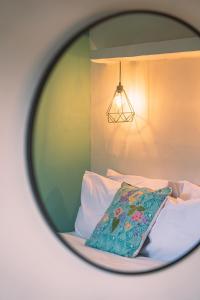 espejo reflejo de una cama con almohada en Gili Divers Hotel, en Gili Trawangan