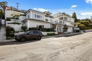 een zwarte auto geparkeerd voor een huis bij Coastal La Jolla Luxury - AC & Large Ocean View Patio! in San Diego