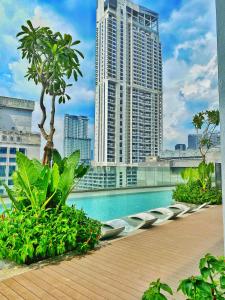 una piscina en la azotea de un edificio con edificios altos en Lila Suites Quill Residences Klcc en Kuala Lumpur