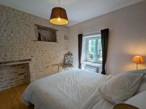 - une chambre avec un lit blanc et une cheminée dans l'établissement Gîte Coulonges, 3 pièces, 4 personnes - FR-1-653-91, à Coulonges