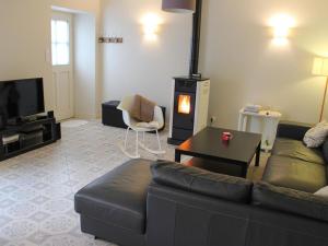 ein Wohnzimmer mit einem Sofa und einem Kamin in der Unterkunft Gîte Coulonges, 4 pièces, 6 personnes - FR-1-653-127 in Coulonges