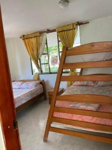 1 dormitorio con 2 literas y ventana en Casa Finca Anapoima, en Anapoima