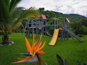 un parque con parque infantil con tobogán en Casa Finca Anapoima, en Anapoima