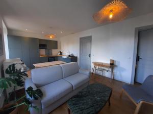 sala de estar con sofá blanco y cocina en Appartement Bayonne, 2 pièces, 4 personnes - FR-1-239-1007 en Bayonne
