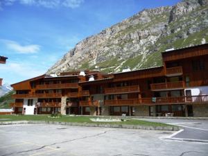 a large building in front of a mountain at Appartement Val-d'Isère, 2 pièces, 4 personnes - FR-1-411-915 in Val-d'Isère