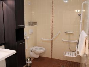 een badkamer met een toilet en een douche bij Gîte Mesples, 6 pièces, 15 personnes - FR-1-489-484 in Mesples
