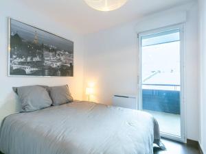 1 dormitorio con cama y ventana grande en Appartement Peyragudes, 5 pièces, 8 personnes - FR-1-695-45, en Germ