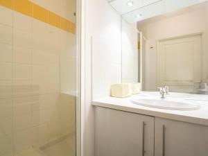 a white bathroom with a sink and a shower at Appartement Peyragudes, 5 pièces, 8 personnes - FR-1-695-45 in Germ