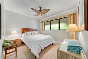 コロアにあるPoipu Shores 403Aのベッドルーム1室(ベッド1台、シーリングファン付)