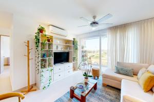 sala de estar con sofá y TV en Mistico Lakus 15C, en Playa Hermosa