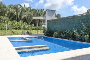 una piscina frente a una villa en Mistico Lakus 15C, en Playa Hermosa